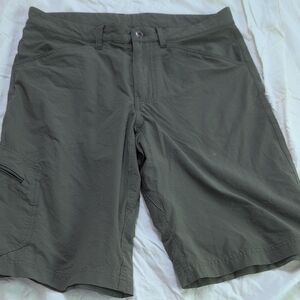 Patagonia Men's Green Cargo Shorts